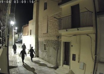Uomini incappucciati ripresi dalle telecamere a Banzi. Il sindaco: “Avvisate i Carabinieri”