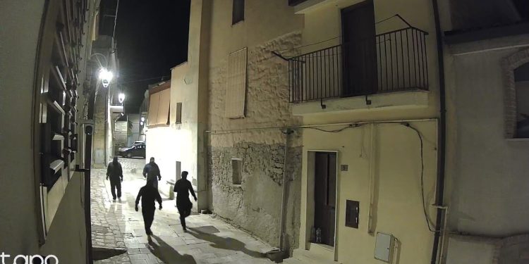 Uomini incappucciati ripresi dalle telecamere a Banzi. Il sindaco: “Avvisate i Carabinieri”