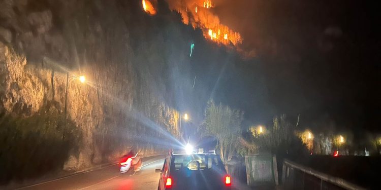 Incendi in Costiera Amalfitana: riaperta la SS163