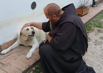 Padula. Al via la benedizione delle campagne: Fra Marco porta il rito di San Francesco tra campi, stalle e animali