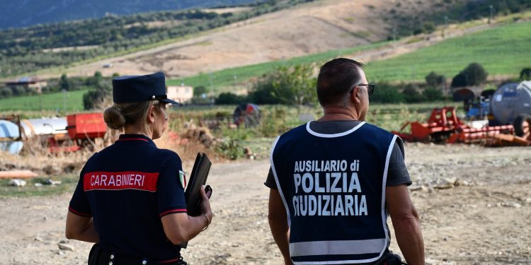 Ben 38 cani in un fabbricato diroccato a Eboli, senza acqua e luce: marito e moglie denunciati