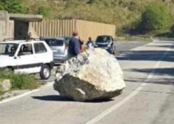 Cade grosso masso sulla strada tra Maratea e Trecchina: traffico deviato verso Castrocucco