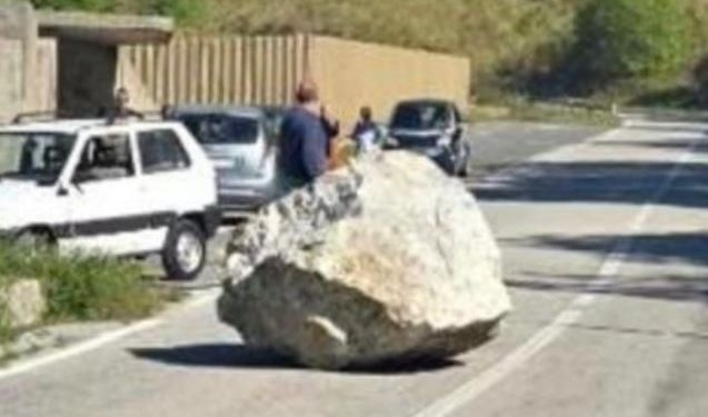 Cade grosso masso sulla strada tra Maratea e Trecchina: traffico deviato verso Castrocucco