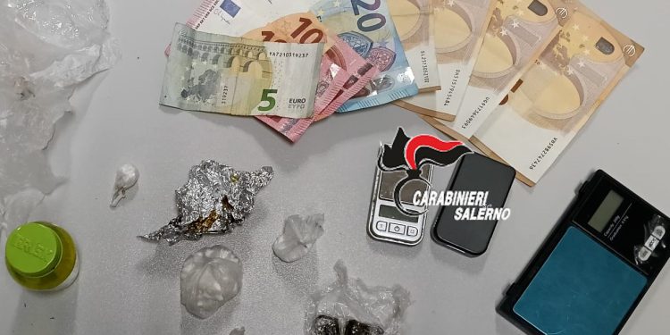 Ai domiciliari per droga, continua a spacciare e aggredisce il padre: in carcere