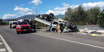 Furgone si ribalta a Serre: muore il conducente