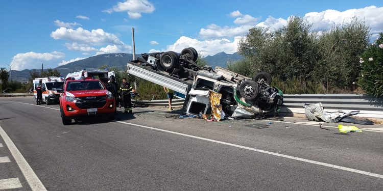 Furgone si ribalta a Serre: muore il conducente