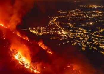 Notte di paura a San Pietro al Tanagro: le fiamme lambiscono il Santuario del Crocifisso