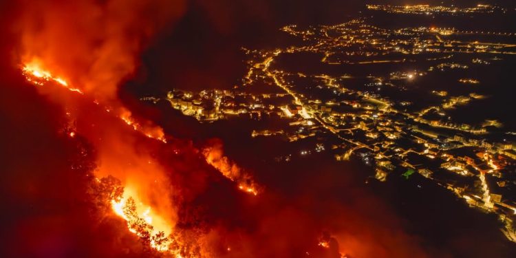 Notte di paura a San Pietro al Tanagro: le fiamme lambiscono il Santuario del Crocifisso