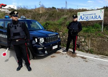 Minaccia compagna e figlio con un martello ad Aquara: arrestato 47enne