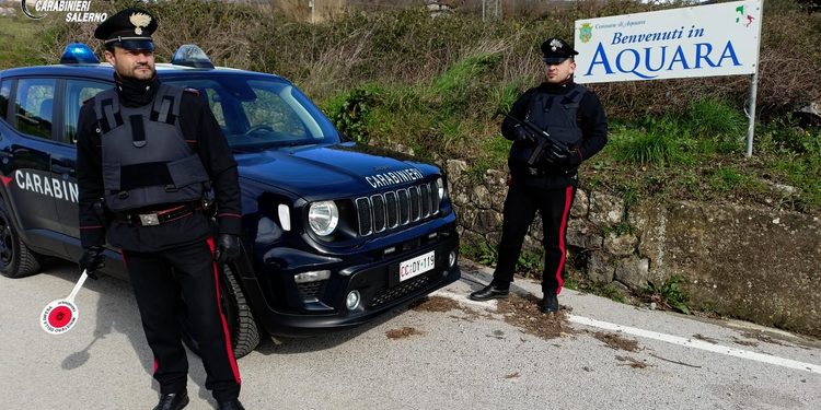 Minaccia compagna e figlio con un martello ad Aquara: arrestato 47enne