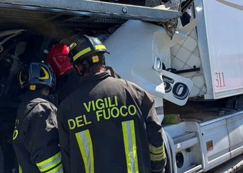 Tragedia sull’A1, nello scontro tra camion e bisarca muore un 44enne di Teggiano