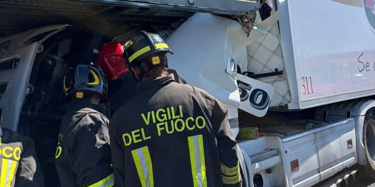 Tragedia sull’A1, nello scontro tra camion e bisarca muore un 44enne di Teggiano