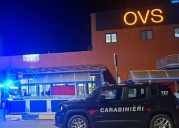 Rapina nella gioielleria del centro commerciale di Melfi: vetri infranti e fuga con il bottino