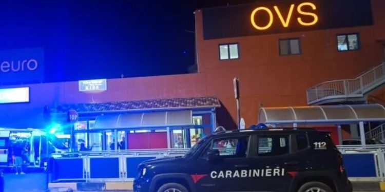 Rapina nella gioielleria del centro commerciale di Melfi: vetri infranti e fuga con il bottino