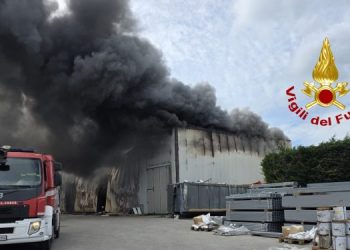 Incendio all’azienda Infravie a Sant’Arsenio. L’Arpac rassicura: “Nessuna contaminazione del suolo”