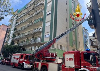 Incendio in un appartamento, Vigili del Fuoco entrano dal balcone e domano le fiamme