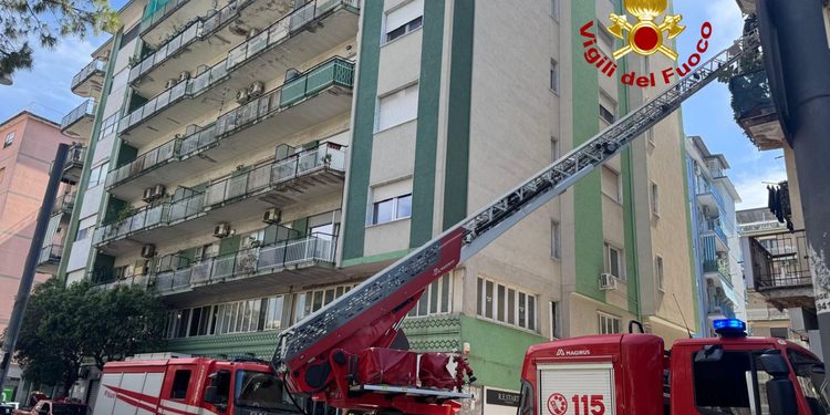 Incendio in un appartamento, Vigili del Fuoco entrano dal balcone e domano le fiamme