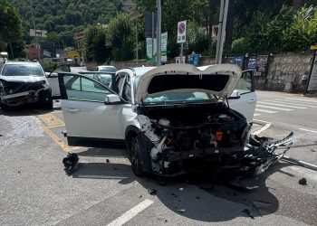 Perde il controllo dell’auto e piomba su altre macchine in un parcheggio d’avanti all’ospedale di Sant’Arsenio: ferito un uomo