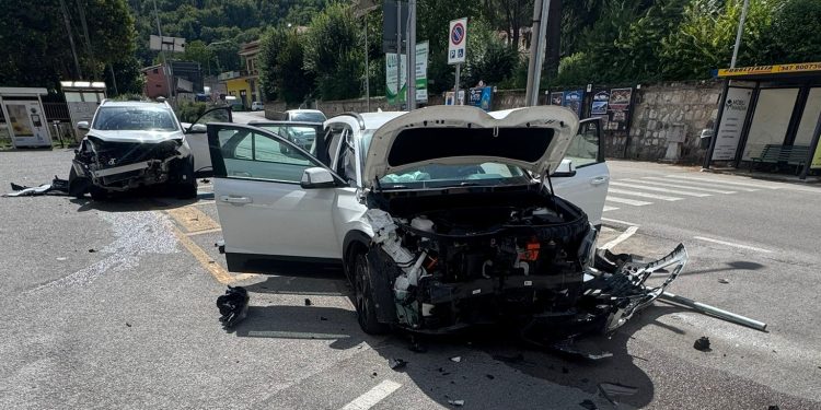 Perde il controllo dell’auto e piomba su altre macchine in un parcheggio d’avanti all’ospedale di Sant’Arsenio: ferito un uomo