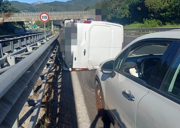 A2, furgone si ribalta tra San Mango e Salerno: tre feriti, 19enne in codice rosso