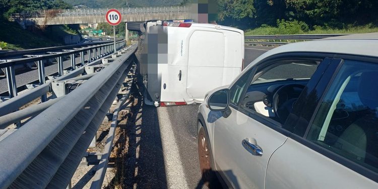 A2, furgone si ribalta tra San Mango e Salerno: tre feriti, 19enne in codice rosso