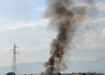 Incendio a Polla, colpita un’azienda che si occupa di legna