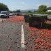 Un altro carico di pomodori cade in A2, traffico bloccato a Campagna