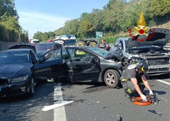 Maxi-tamponamento sul raccordo Salerno-Avellino: sono 7 le persone estratte dalle lamiere. Dieci veicoli coinvolti