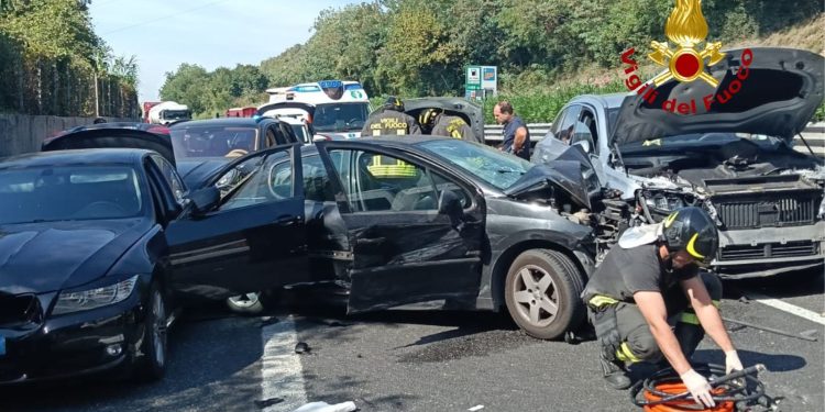 Maxi-tamponamento sul raccordo Salerno-Avellino: sono 7 le persone estratte dalle lamiere. Dieci veicoli coinvolti