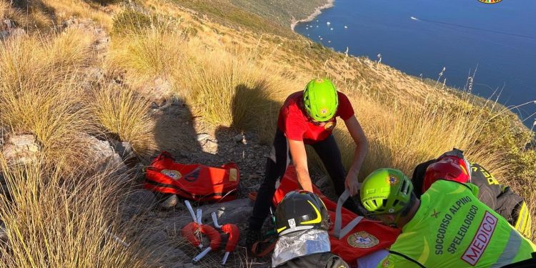 Coppia di escursionisti in difficoltà a Scario salvati dalla task force dei soccorritori
