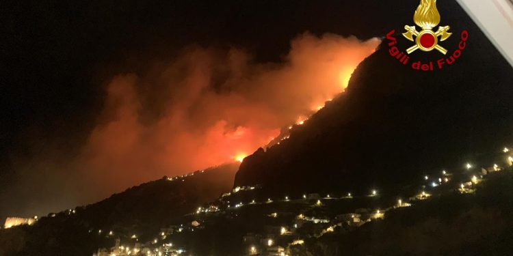 Incendi tra Costiera Amalfitana e Monti Lattari: indagini sui roghi. Possibile regia comune