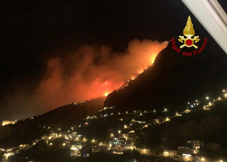 Incendi tra Costiera Amalfitana e Monti Lattari: indagini sui roghi. Possibile regia comune