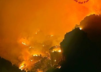 Costiera Amalfitana, ancora roghi: Vigili del Fuoco al lavoro senza sosta. Il vento ostacola i soccorsi aerei