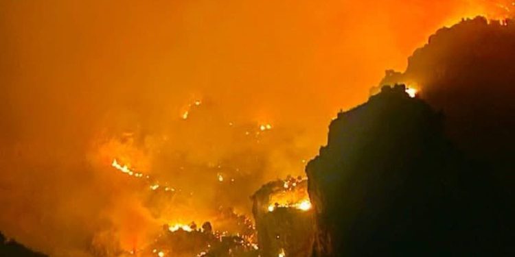 Costiera Amalfitana, ancora roghi: Vigili del Fuoco al lavoro senza sosta. Il vento ostacola i soccorsi aerei