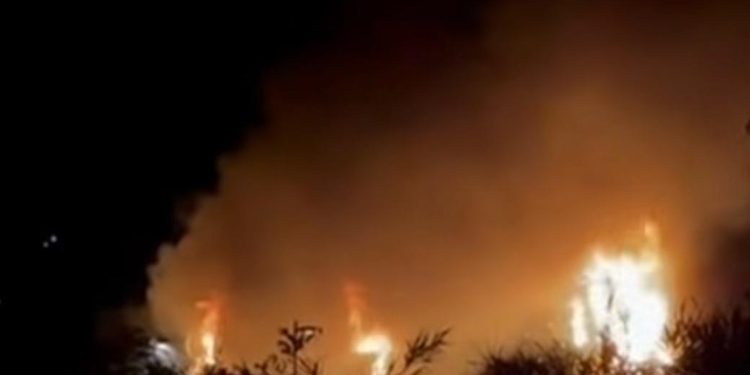 Fiamme nella notte a Pontecagnano Faiano: a fuoco alcune casette in legno