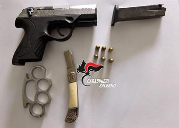 Bellizzi, pistola con matricola abrasa e armi: arrestato 59enne, denunciato il fratello