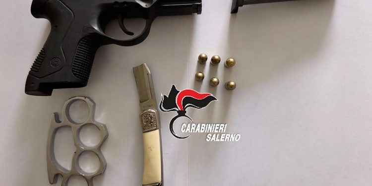 Bellizzi, pistola con matricola abrasa e armi: arrestato 59enne, denunciato il fratello