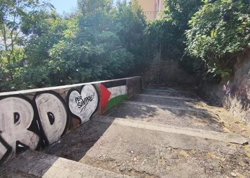 Accoltellata alle spalle a Salerno: la 23enne è stata dimessa, caccia all’aggressore.