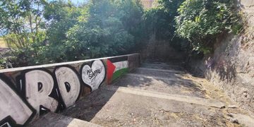 Accoltellata alle spalle a Salerno: la 23enne è stata dimessa, caccia all’aggressore.