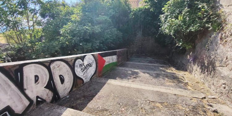 Accoltellata alle spalle a Salerno: la 23enne è stata dimessa, caccia all’aggressore.