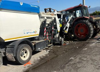 Scontro tra autocarro e trattore a Eboli: 3 feriti