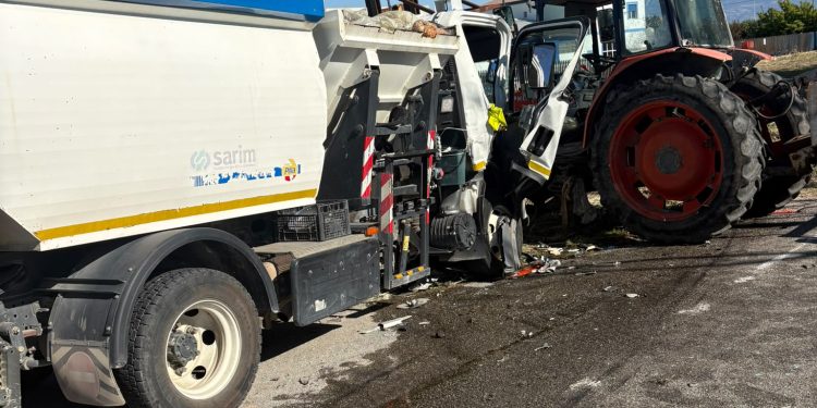 Scontro tra autocarro e trattore a Eboli: 3 feriti