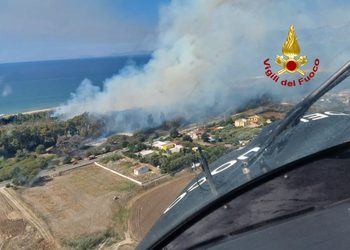 Vasto incendio a Campolongo:  in azione i Vigili del Fuoco ed un elicottero Drago