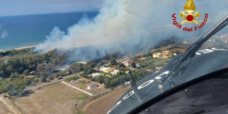 Vasto incendio a Campolongo:  in azione i Vigili del Fuoco ed un elicottero Drago