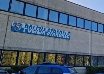 Fermato alla guida con il cellulare a Salerno: la Polizia scopre che aveva già la patente revocata