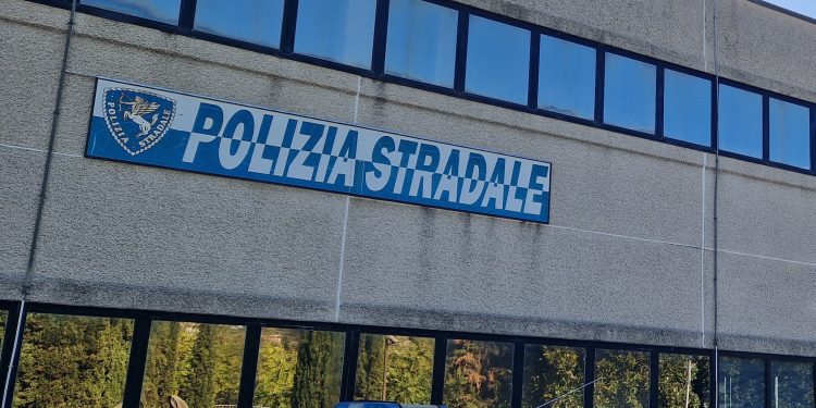 Fermato alla guida con il cellulare a Salerno: la Polizia scopre che aveva già la patente revocata