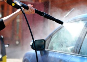 Autolavaggio senza autorizzazioni, scatta la chiusura: sigilli della Polizia Municipale a Salerno