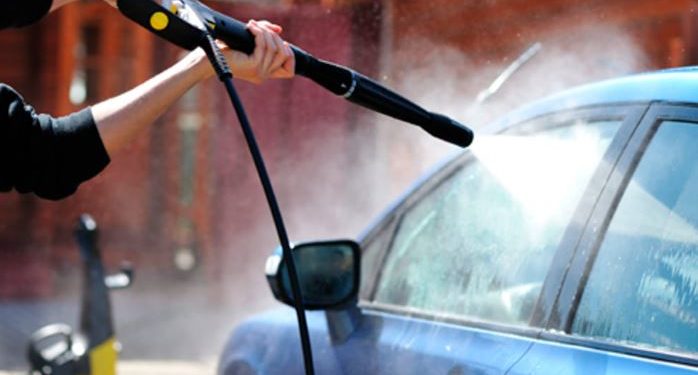 Autolavaggio senza autorizzazioni, scatta la chiusura: sigilli della Polizia Municipale a Salerno