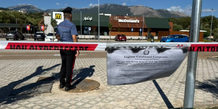 Sequestro preventivo a Vibonati, sigilli al McDonald’s e dell’area commerciale: 8 persone indagate per presunta lottizzazione abusiva