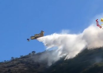 Giornata da incubo sul fronte degli incendi in Costiera Amalfitana
